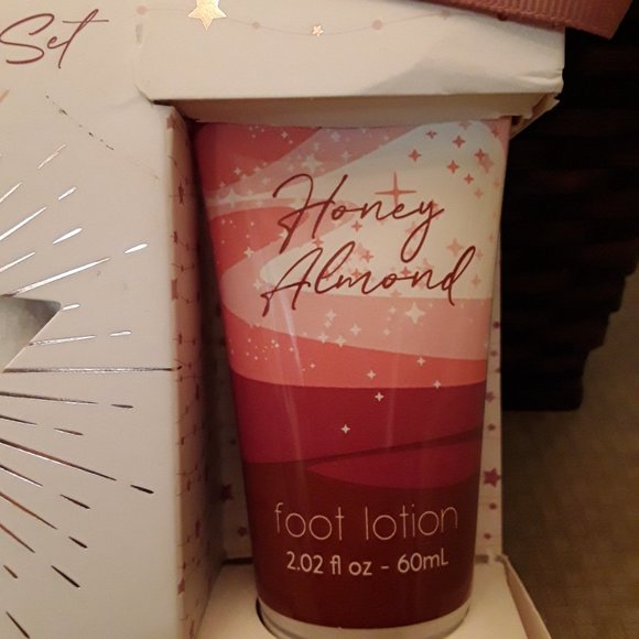 Honey Almond Cozy Plush Socks & Foot Lotion Set NEW - Picture 2 of 5